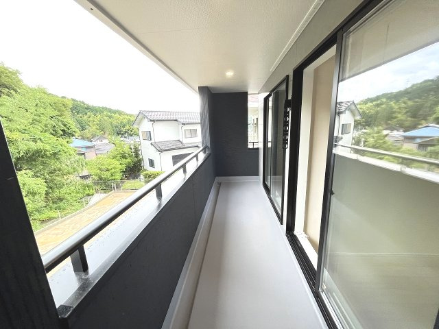 【バルコニー】 | 那珂川市大字山田　2号棟（全2棟）【仲介手数料無料・0円】 | 現地写真。インナーバルコニーです。