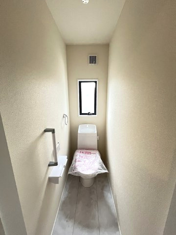 【トイレ】 | 那珂川市大字山田　2号棟（全2棟）【仲介手数料無料・0円】 | 現地写真。2階にもトイレです。