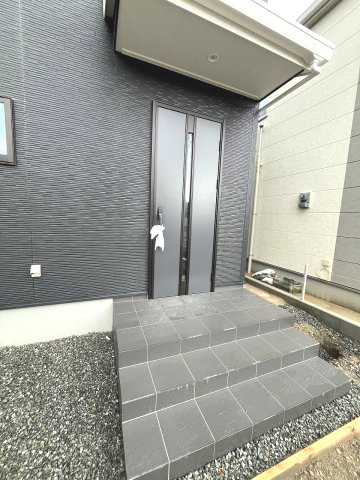 【玄関】 | 那珂川市大字山田　2号棟（全2棟）【仲介手数料無料・0円】 | 現地写真。