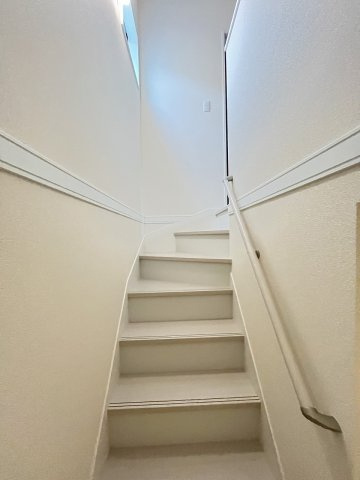 【内装】 | 那珂川市大字山田　2号棟（全2棟）【仲介手数料無料・0円】 | 現地写真。2階へ上がる階段です。手摺もついて安全ですね。