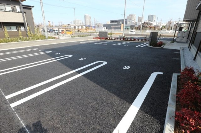 コンフォルトの駐車場