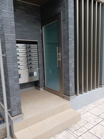 ヒカルサ京都山科大宅のエントランス