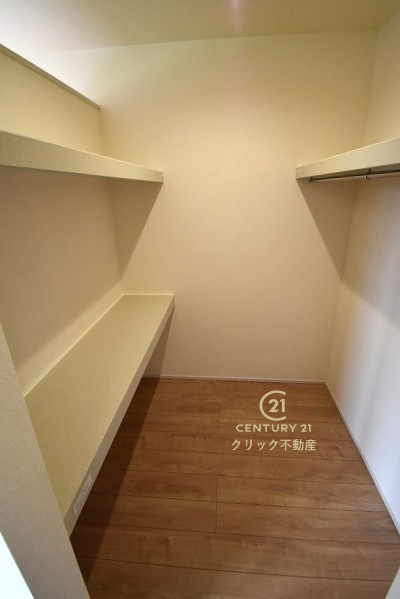 リーブルガーデン  日立市田尻町　6期　5の収納|ウォークインクローゼットは自由度の高い収納スペース。服だけでなく、帽子やバッグなどもまとめて管理することができます。おしゃれが楽しくなりますね♪