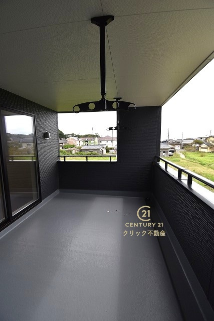 リーブルガーデン  日立市田尻町　6期　5のバルコニー|インナーバルコニーは洗濯物外干し派の強い味方！天気が変わりやすい季節の外出も安心です。外出が難しい日に出るだけでも気分転換になる、嬉しいスペースです。