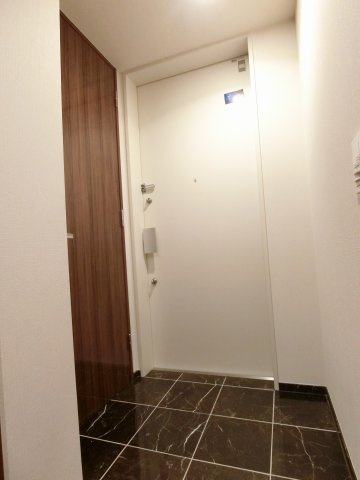 ザ・パークハウス新宿タワーの玄関|収納もある玄関です