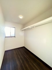 多度津町桜川リフォーム戸建ての収納|）2階収納部屋は棚を撤去し、ポールハンガー付き枕棚を設置しました。大きな収納なのでファミリークローゼットとして活用できそうです。