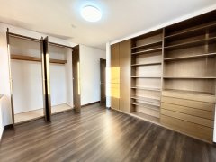 多度津町桜川リフォーム戸建ての洋室|２階南西側6.5畳洋室は、天井・壁のクロスを張り替え、床材の重ね張りを行いました。たくさんの収納が備わっているので、棚などの準備は不要かもしれません。