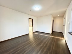 多度津町桜川リフォーム戸建ての洋室|２階南東側12帖洋室は天井・壁のクロスを張り替え、床材の重ね張りを行いました。南東側で日差しが良く入るお部屋で、一番大きなお部屋なので、ご夫婦の寝室にぴったりですね。
