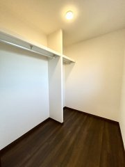多度津町桜川リフォーム戸建ての洋室|2階ウォークインクローゼットは、天井・壁のクロス張替え、床材の重ね張りを行いました。こちらも、ポールハンガー付き枕棚を設置しました。