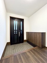 多度津町桜川リフォーム戸建ての玄関|玄関ホールは天井・壁のクロス張替を行いました。玄関ドアを開けると温かみを感じる玄関ホールが迎え入れてくれる空間に仕上げます。