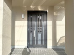 多度津町桜川リフォーム戸建ての玄関|玄関は鍵交換とクリーニングを行いました。以前の鍵は合わなくなりますので、ご安心ください。
