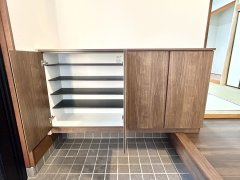 多度津町桜川リフォーム戸建ての収納|シューズボックスは新品交換しました。中にある中敷きは段差を変えられるようになっております。もちろん洗うことも可能ですので、清潔に保つことができます。