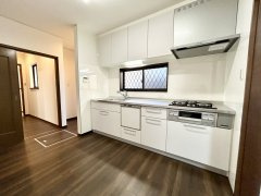 多度津町桜川リフォーム戸建てのキッチン|キッチンは新品に交換しました。幅2.55ｍの広々としたワークトップで、お手伝いをしてもらってもスペースに余裕がありますよ。週末は親子やご夫婦でお料理してみては。