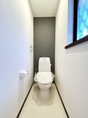 多度津町桜川リフォーム戸建てのトイレ|温水洗浄機付便器に交換し、天井・壁はクロスを貼り替え、床はクッションフロア貼りにしました。便座は温度調整ができるので、寒い冬場でも温かく利用できます。
