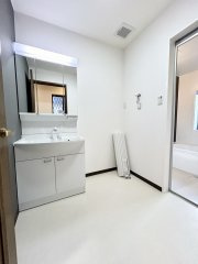 多度津町桜川リフォーム戸建ての独立洗面台|洗面台は三面鏡付きを新設しました。鏡裏に収納スペースがあります。扉を閉じると三枚の鏡がフラットになりますので大きな一面鏡としても使えますよ
