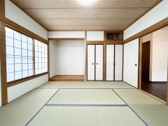 多度津町桜川リフォーム戸建ての和室|1階南西側8畳和室は壁のクロスを張り替え、畳の表替えを行いました。ふすま・障子の張替えも行いました。