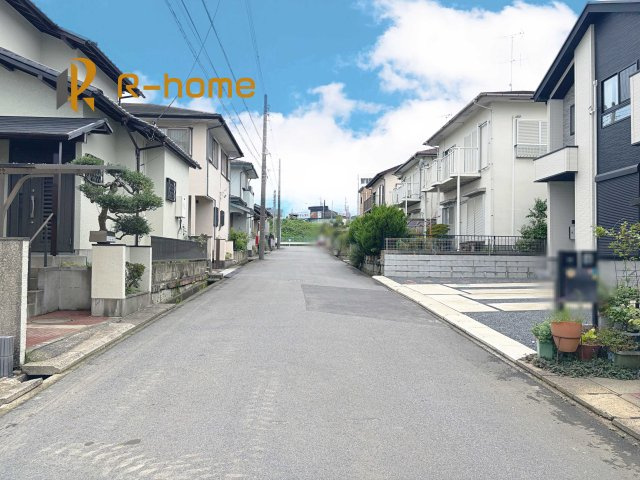牛久市南7丁目1期　新築戸建て　1号棟の前面道路含む現地写真|『今から見たい！』大歓迎です♪
お気軽にＲ－ｈomeまでお問い合わせください。