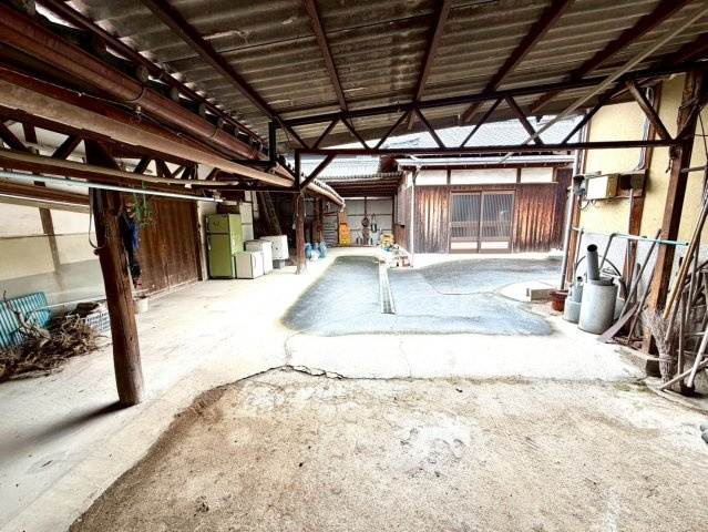 三豊市三野町　車庫兼作業場つきの和風住宅の駐車場