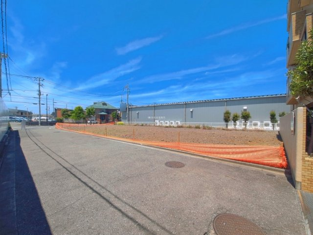 入間郡三芳町大字藤久保の売地の前面道路含む現地写真|南東側約5.9～6m公道につき、陽当りも良好です。