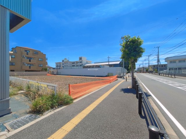 入間郡三芳町大字藤久保の売地の前面道路含む現地写真|前面道路の歩道も広くお子さまにも安心です。