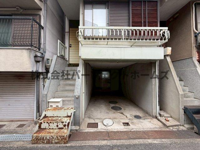 甲斐田東町戸建　賃貸のエントランス|ゆとりのあるエントランスです