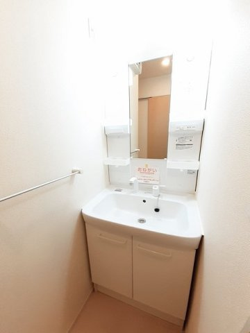ディア　コート　中津の洗面所|明るい洗面所です