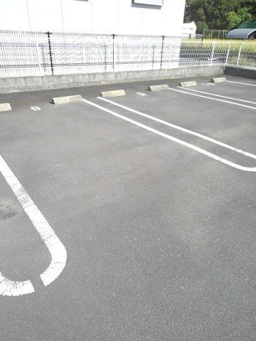 カーサ・フィオーレＥの駐車場|駐車場があります