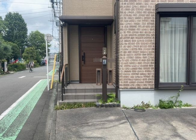 【玄関】 | 玄関は家の顔でもあり、家族以外の目にも止まる場所です。玄関は外との間を仕切る扉、靴などをしまっておく収納スペース、靴脱ぎのたたきスペース、来客とのやり取りをするドアホンなど複数のアイテムからなります。