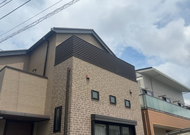 【バルコニー】 | バルコニーは、室外の専用スペースのうち、「屋根がなく開放された空間」であるものを指します。ベランダより広いタイプのものが多く、日当たりもよいため家庭菜園などを楽しみたい人にとって適した環境となります。
