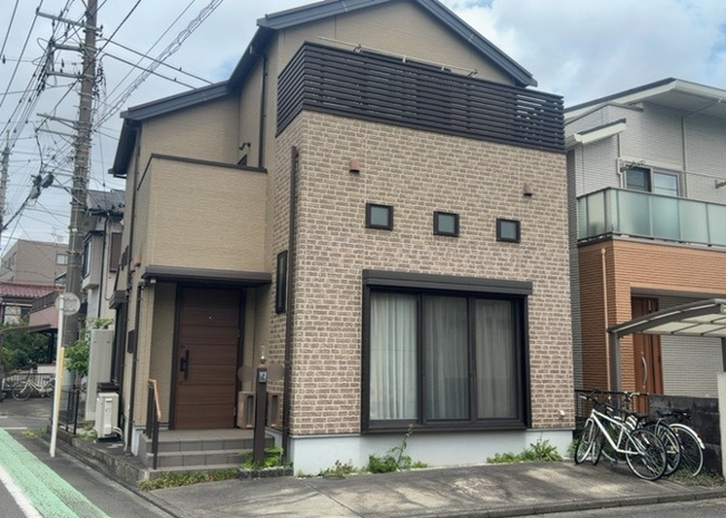 【外観】 | 現地に行くなら、物件の周囲の地形がどうなっているかを見ることも大切です。周辺より低くなっている土地では、大雨などで水が集まりやすいため、地盤が弱くなっているということも考えられるため、注意が必要です。