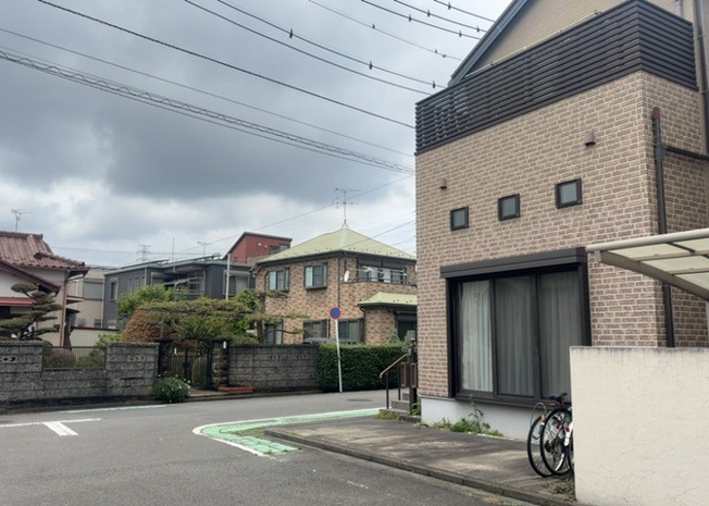 【前面道路含む現地写真】 | 南側道路の場合は長い時間光を入れ込むことができるため、庭やリビングを道路側に持ってくることが多く土地価格も高い傾向にあります。一方北側道路だとリビングや庭が南側になりプライバシーを守ることができます。
