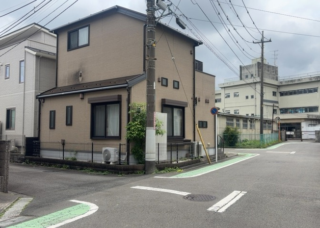 【前面道路含む現地写真】 | 東側道路の場合は居室を南向きに設計しやすいため、朝日が入りやすいというメリットがあります。一方、西側道路も東側同様に居室を南向きに設計しやすいのですが、住宅地だと朝日が入りにくいという弱点があります。