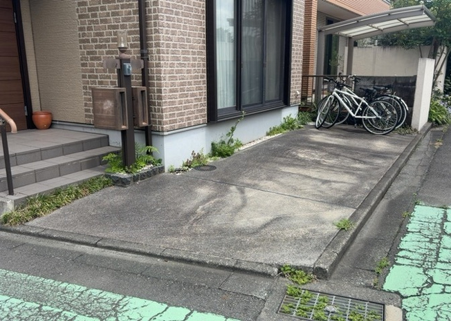 【駐車場】 | 車一台あたりに必要なスペースは、標準サイズの普通自動車で横幅2m50cm、長さ5mは必要になります。ただし、乗降のことも考慮して横幅3m30cm、長さ5m50cmほどは確保できるところを選びましょう。