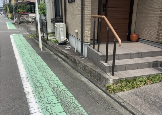 【庭】 | 庭のある家に住むことのメリットとして、子どもたちの遊び場を確保できること、ガーデニングや家庭菜園を楽しめること、明るさを確保できることがあります。また、配置を工夫することでプライバシーが確保できます。
