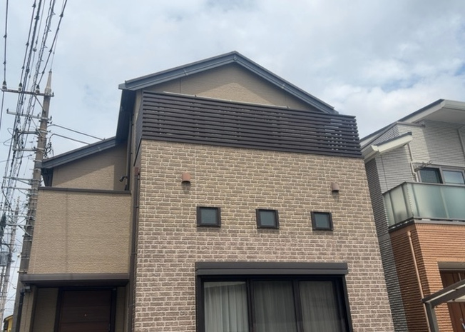 【バルコニー】 | バルコニーは、建物内から室外へ楽に出入りできる便利なスペースです。また、バルコニーには手すりを付けることが義務付けられており、手すりの高さは110cm以上で施工することが建築基準法で定められています。