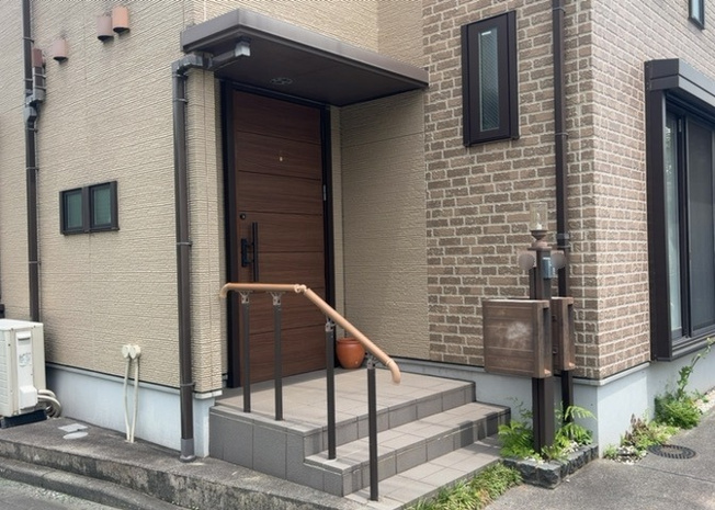 【玄関】 | 玄関は家の顔と言っても過言ではありません。現地を見学する際は玄関の広さや全体のバランスなどを見てみるといいでしょう。一般的なアプローチのしやすさだけではなく、お年寄りにも優しい設計のものだと安心です。
