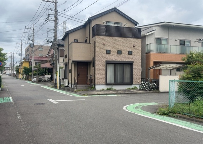 【前面道路含む現地写真】 | 住宅用の土地では前面道路に2m以上接していなければならないと法律で定められています。しかし、お持ちの車のサイズやライフスタイルなどにより、2mでは利便が悪い場合もございますので、事前に確認しましょう。