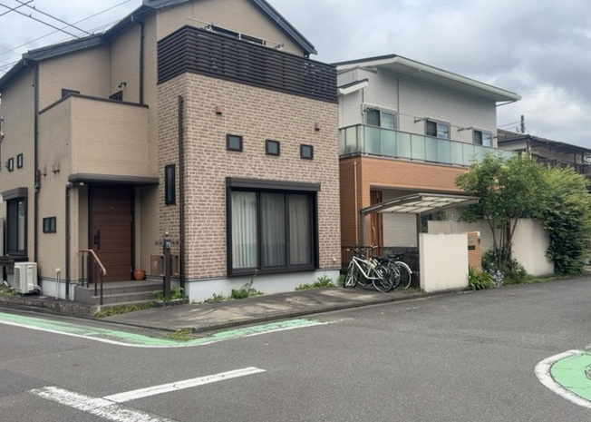 【前面道路含む現地写真】 | 道幅が広い場所は日当たりや風通が良好です。幅が広いのですれ違いも可能ですし大きな車でも駐車可能！一方で、大型車が通ることも多くなるため交通量の増加により騒音に繋がります。また土地の値段が高くなります。