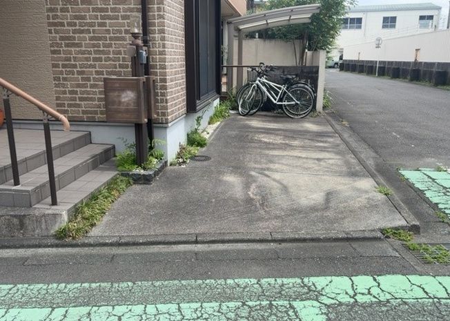 【駐車場】 | 駐車場と明記されていても、最小スペースでつくられた駐車場だと大型車は駐車できなかったり、出入りしにくくなったりする可能性があります。お車のサイズと購入したい物件の駐車場のサイズを現地で確認しましょう。