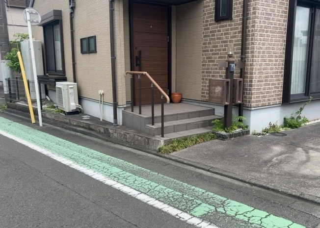 【庭】 | 庭があることでガーデニングや家庭菜園はもちろん、こどもの遊び場やペットを放して遊ぶことができます。また、家の周囲に余裕があるということです。隣地との間があれば、十分な日当たりと、風通しが確保できます。