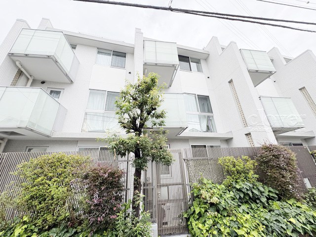 【外観】 | LAYERS　HOUSE　杉並善福寺川公園 | 私たち不動産業スタッフは、よく「いい面構えの建物です」「雰囲気ありますねえ」という言葉を使いますが、当マンションもまさにそのような姿で佇んでいます。～即日のご見学可能～　お問合せはお気軽にどうぞ。
