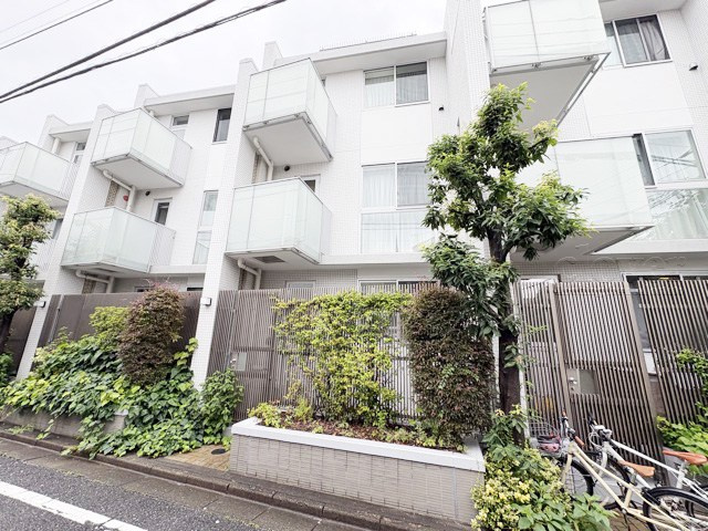 【外観】 | LAYERS　HOUSE　杉並善福寺川公園 | 手入れの行き届いた外壁やエントランスなど、「見ればわかる」レベルで清潔感を保ったマンションです。築年数を感じさせない姿で皆様をお出迎えします。～即日のご見学可能～　お問合せはお気軽にどうぞ。
