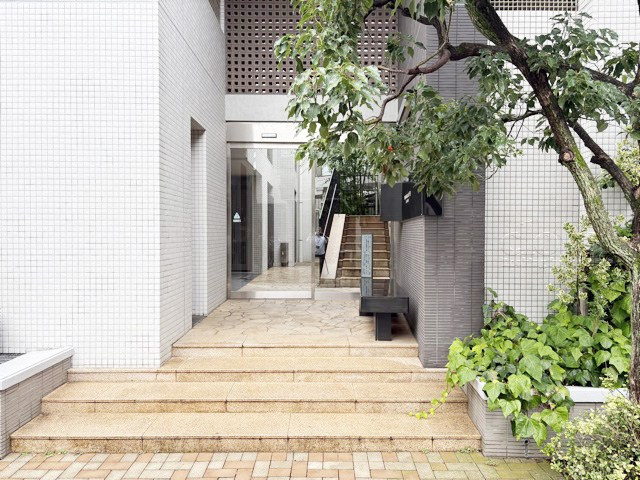 【エントランス】 | LAYERS　HOUSE　杉並善福寺川公園 | お客様を、そして住人を出迎えてくれるマンションのエントランス。ゴミが落ちていないことからも、管理状態の良さや住民の節度の高さが見て取れます。～即日のご見学可能～　お問合せはお気軽にどうぞ。
