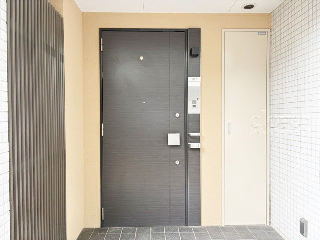 【その他共用部分】 | LAYERS　HOUSE　杉並善福寺川公園 | ダブルロック式の玄関ドアが皆様をお出迎え。お部屋のセキュリティの観点からも、うれしい設備ですね。玄関の色もシックで良い感じです。～即日のご見学可能～　お問合せはお気軽にどうぞ。
