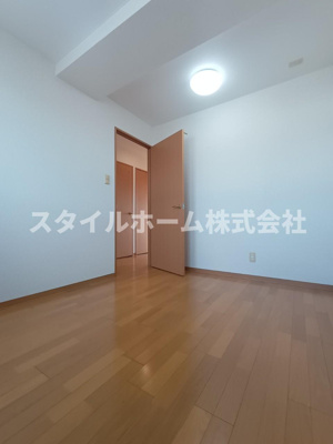 【居間・リビング】 | ランドマーク豊川 | 同建物内別部屋の写真です。