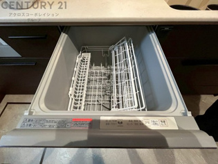 食器洗浄乾燥機は手洗いに比べて時間や労力を節約できます。また、高温のお湯で洗浄されるため、雑菌や細菌を殺菌する効果もあります。さらに、乾燥機能があるため、手で拭く手間も省け衛生的に保管できます。