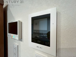訪問者が来たときにテレビ画面で確認できるため、安心してドアを開けられます。録画機能があるものもあり、留守中に来訪者を記録しておくことができます。利便性が高く、セキュリティ面でも安心です。