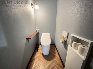 温水洗浄便座付トイレは温水洗浄機能により、暖かい水でおしりを洗浄することができ、冷たい水を使う従来の便座に比べ、温水洗浄機能で暖かいトイレを提供し、快適な使用を可能にします。