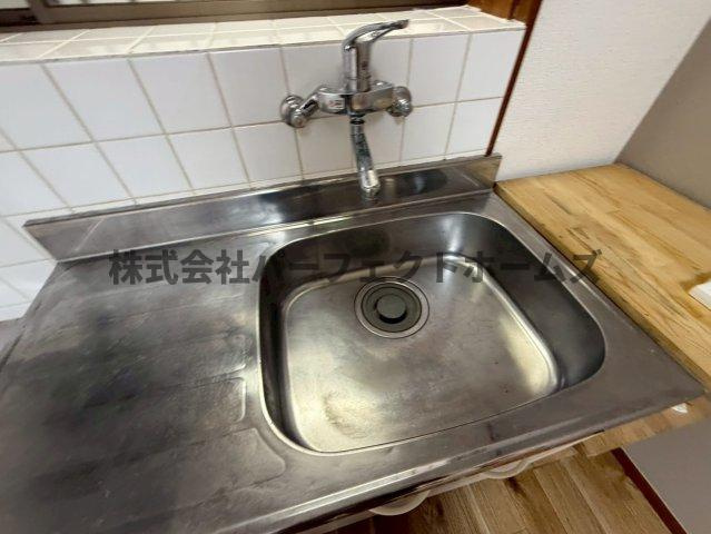 尊延寺6丁目戸建　賃貸のキッチン|コンパクトなキッチンで掃除もラクラク