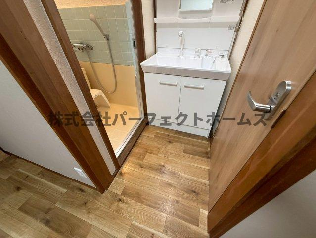 尊延寺6丁目戸建　賃貸の洗面所|明るい洗面所です